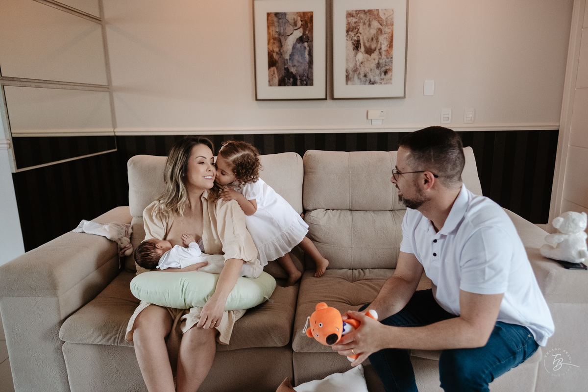 Ensaio de primeiros dias no primeiro mês do Davi, na Pedra Branca, em casa, por Thiago Braga
