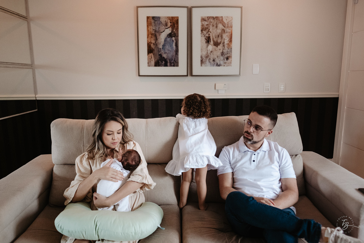 Ensaio de primeiros dias no primeiro mês do Davi, na Pedra Branca, em casa, por Thiago Braga