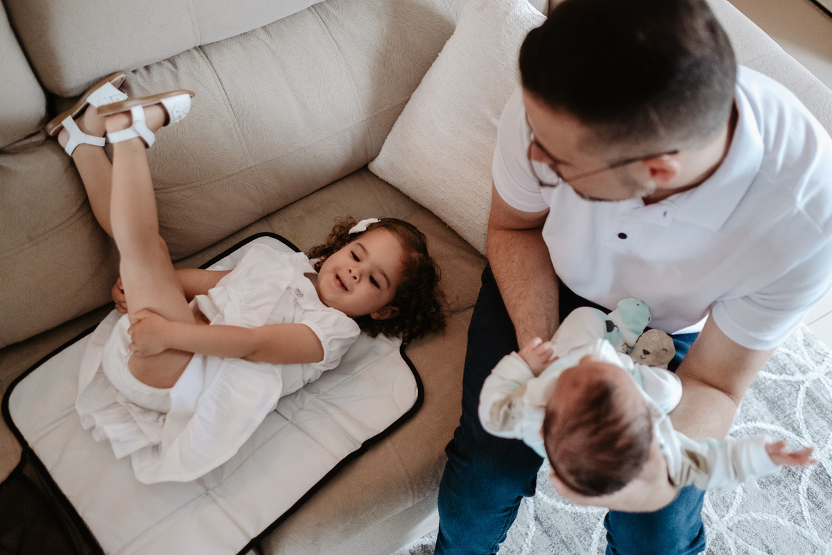 Ensaio de primeiros dias no primeiro mês do Davi, na Pedra Branca, em casa, por Thiago Braga