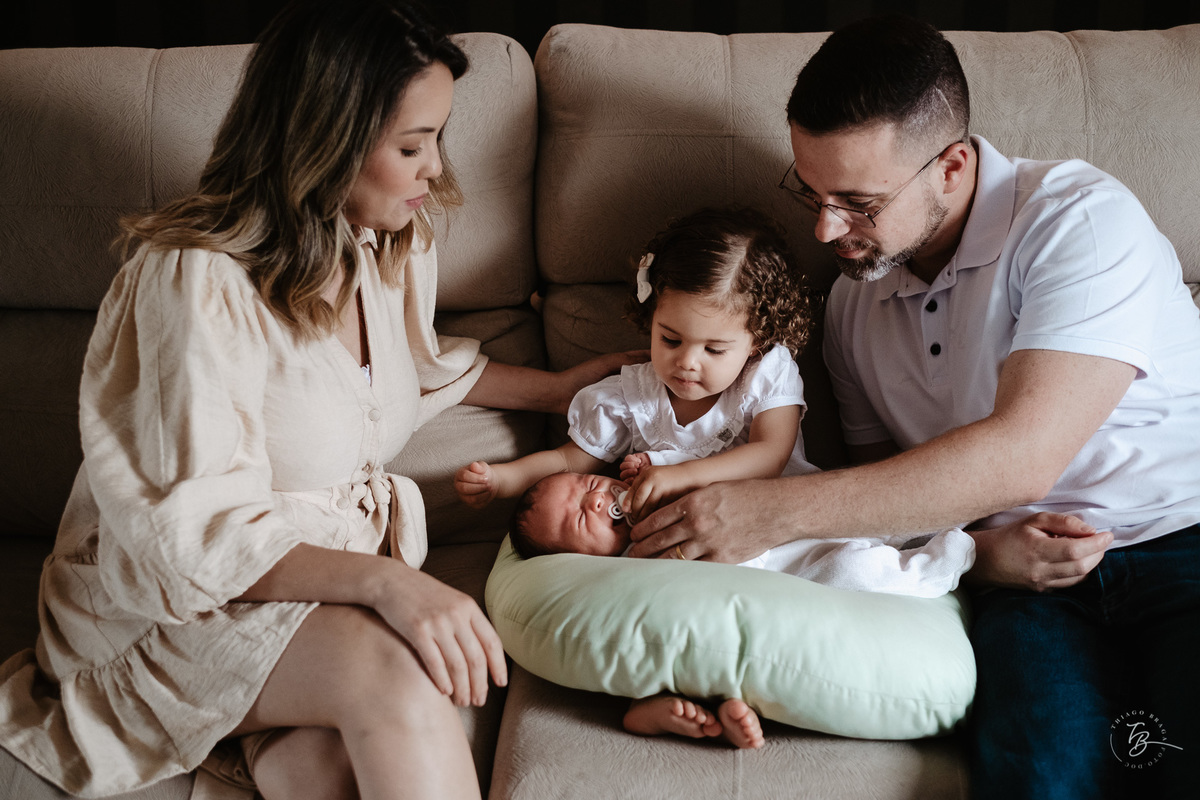 Ensaio de primeiros dias no primeiro mês do Davi, na Pedra Branca, em casa, por Thiago Braga