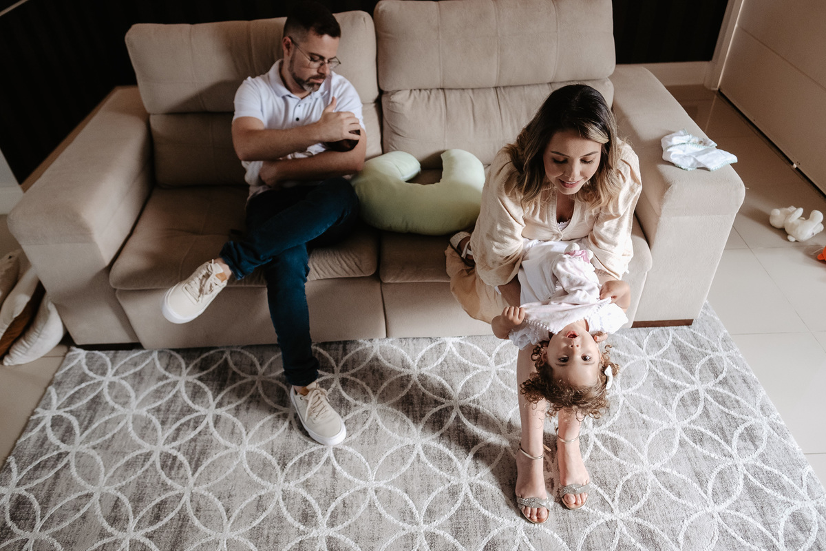 Ensaio de primeiros dias no primeiro mês do Davi, na Pedra Branca, em casa, por Thiago Braga