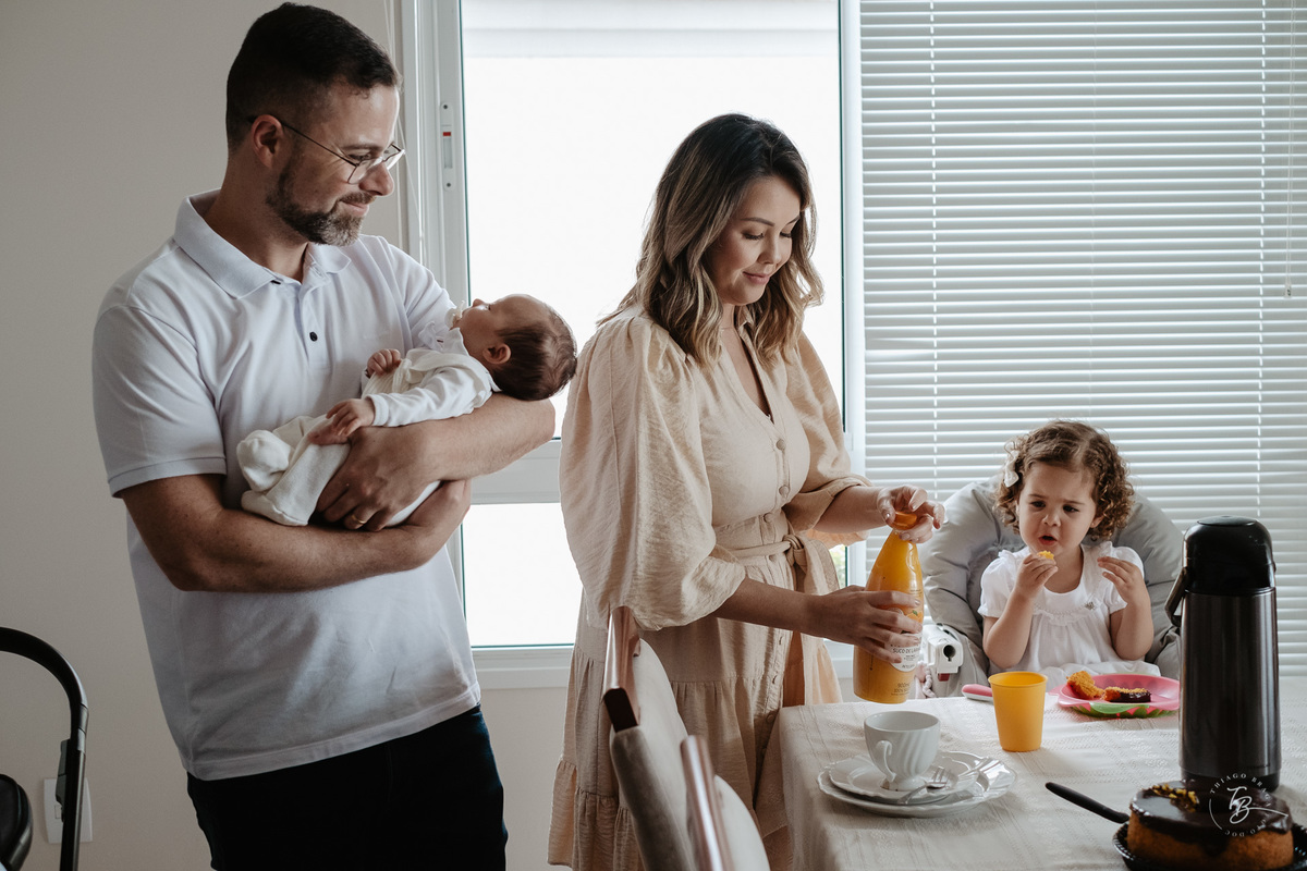 Ensaio de primeiros dias no primeiro mês do Davi, na Pedra Branca, em casa, por Thiago Braga