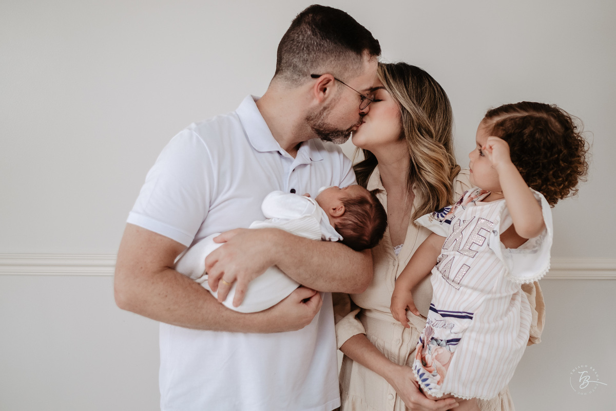 Ensaio de primeiros dias no primeiro mês do Davi, na Pedra Branca, em casa, por Thiago Braga