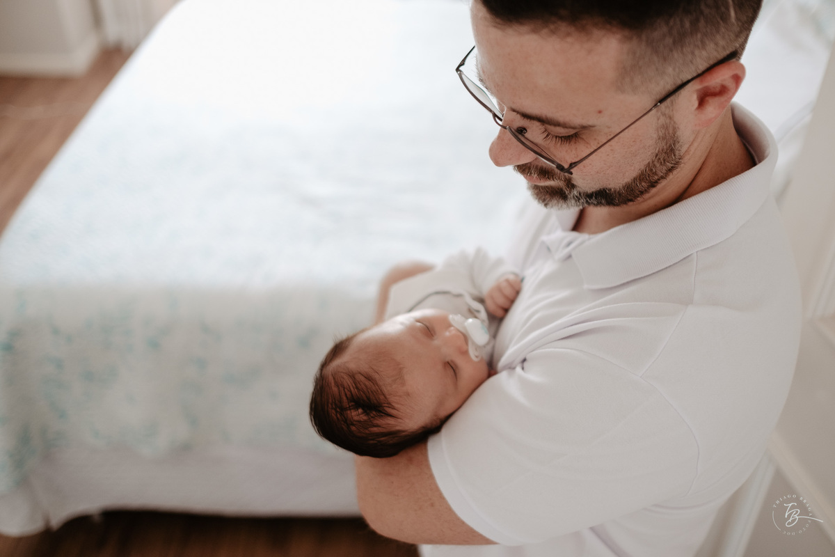 Ensaio de primeiros dias no primeiro mês do Davi, na Pedra Branca, em casa, por Thiago Braga
