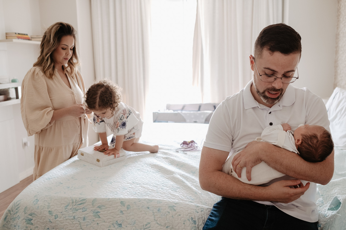 Ensaio de primeiros dias no primeiro mês do Davi, na Pedra Branca, em casa, por Thiago Braga