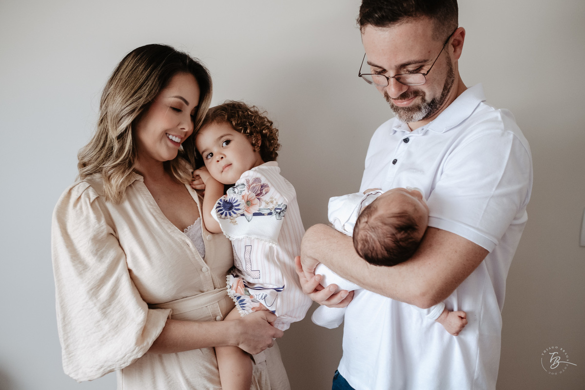 Ensaio de primeiros dias no primeiro mês do Davi, na Pedra Branca, em casa, por Thiago Braga