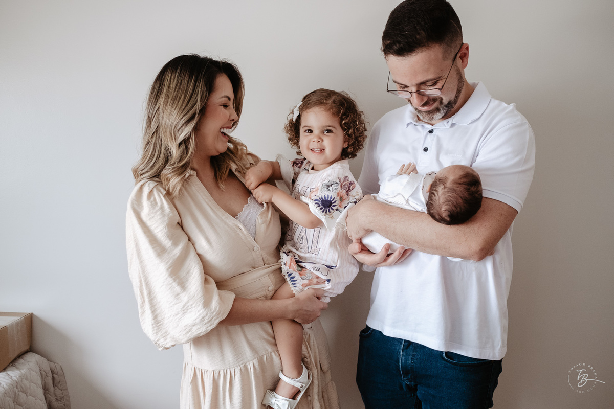 Ensaio de primeiros dias no primeiro mês do Davi, na Pedra Branca, em casa, por Thiago Braga