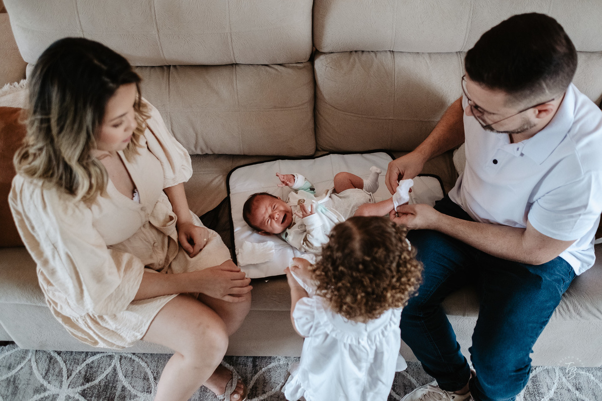 Ensaio de primeiros dias no primeiro mês do Davi, na Pedra Branca, em casa, por Thiago Braga