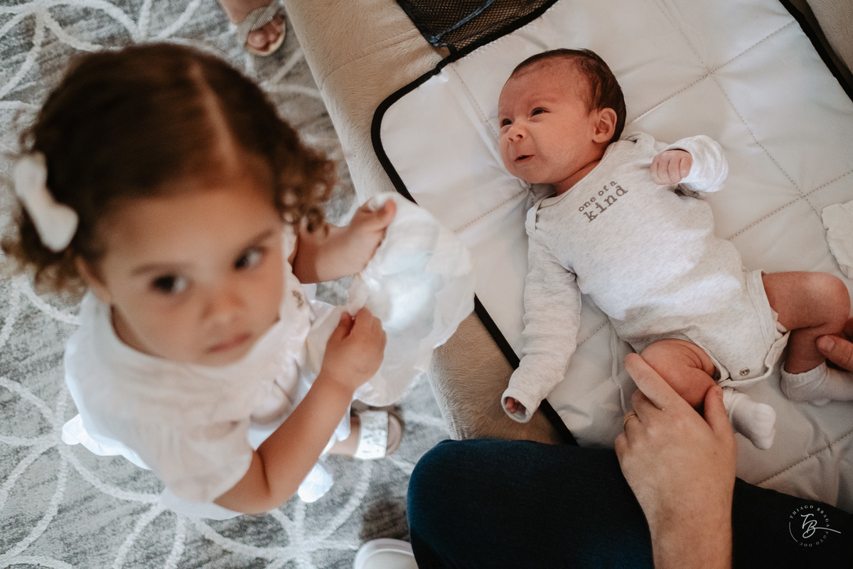 Ensaio de primeiros dias no primeiro mês do Davi, na Pedra Branca, em casa, por Thiago Braga