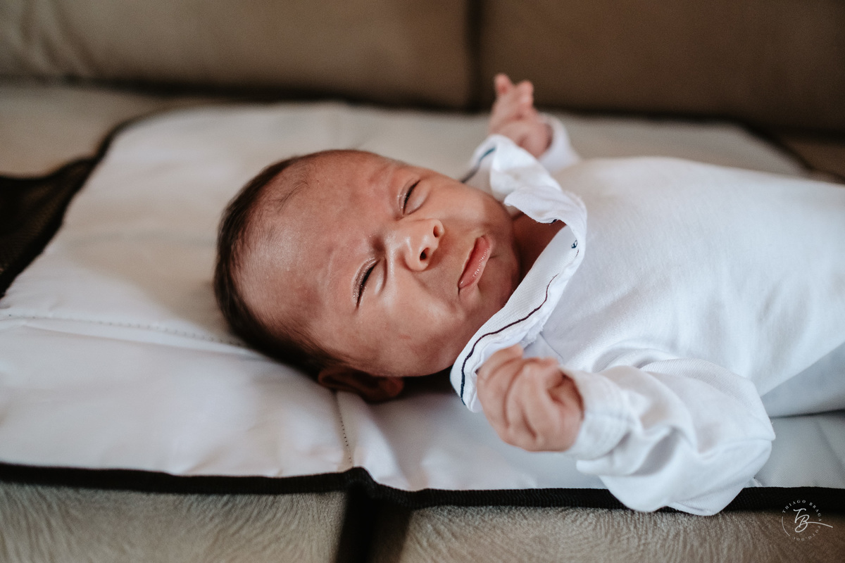 Ensaio de primeiros dias no primeiro mês do Davi, na Pedra Branca, em casa, por Thiago Braga