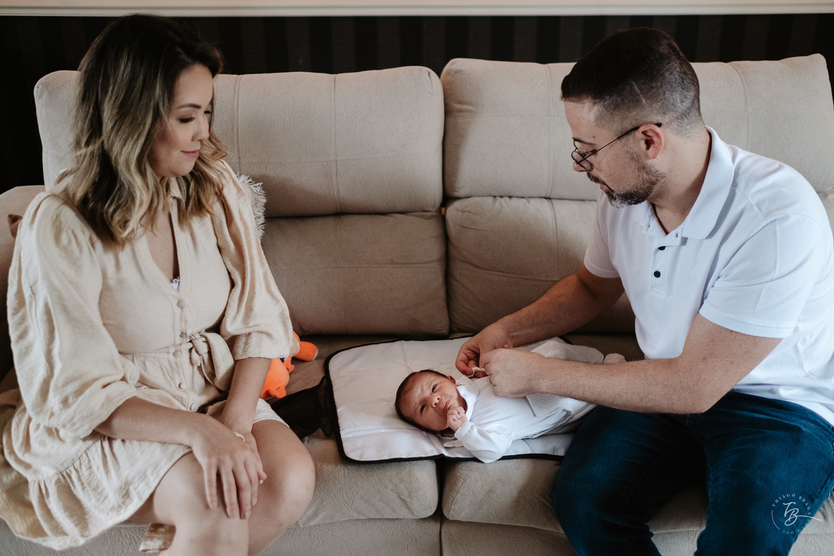 Ensaio de primeiros dias no primeiro mês do Davi, na Pedra Branca, em casa, por Thiago Braga