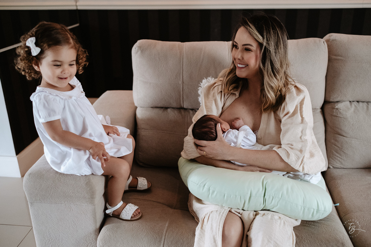 Ensaio de primeiros dias no primeiro mês do Davi, na Pedra Branca, em casa, por Thiago Braga