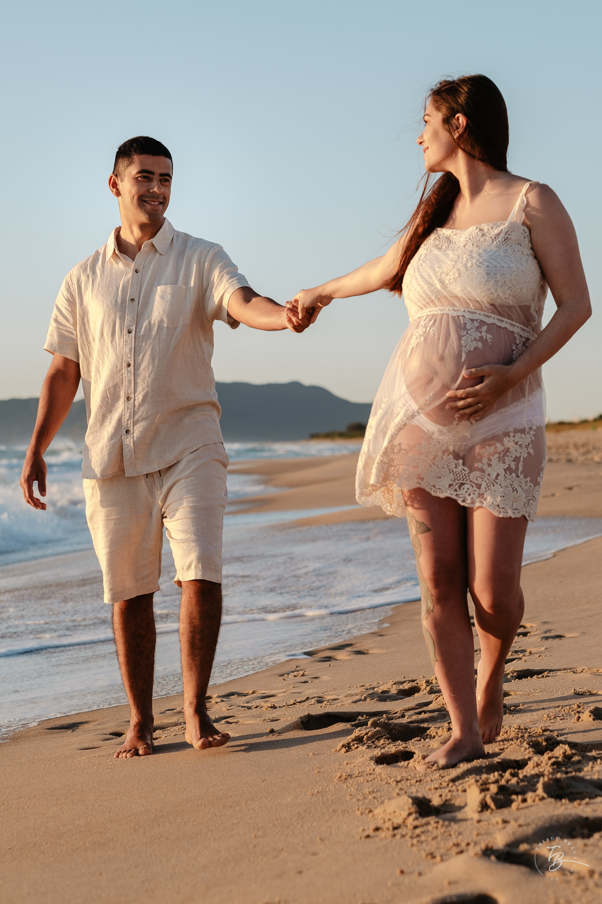 ensaio gestante no amanhecer na praia do campeche em Florianópolis, por Thiago Braga Fotografia