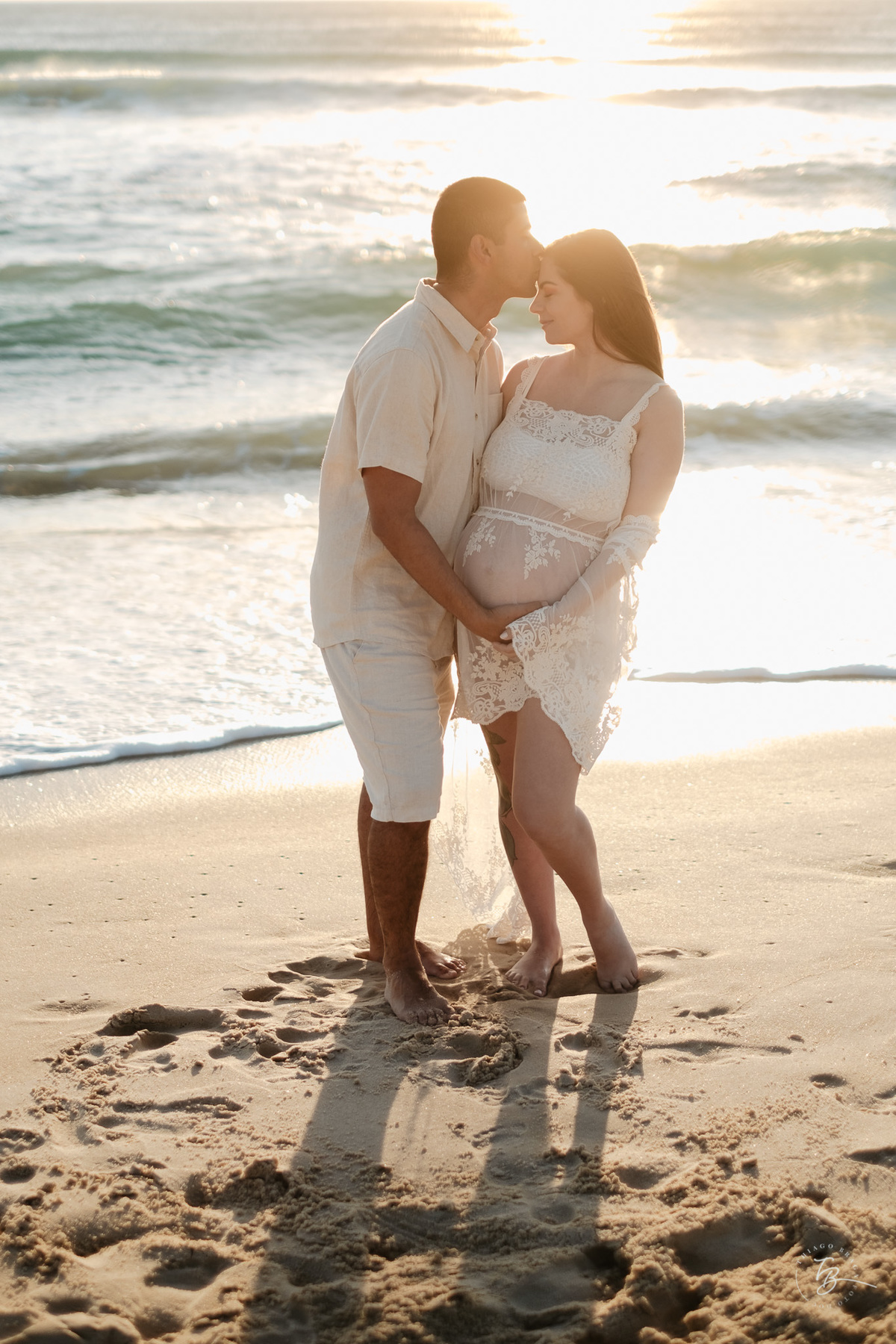 ensaio gestante no amanhecer na praia do campeche em Florianópolis, por Thiago Braga Fotografia