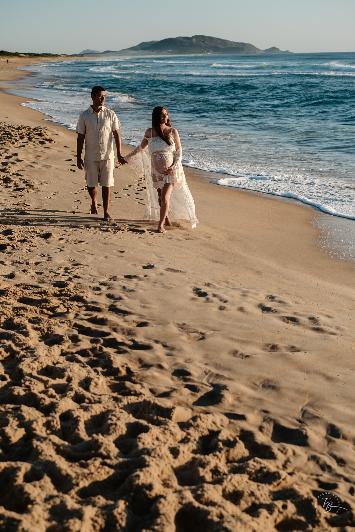 ensaio gestante no amanhecer na praia do campeche em Florianópolis, por Thiago Braga Fotografia