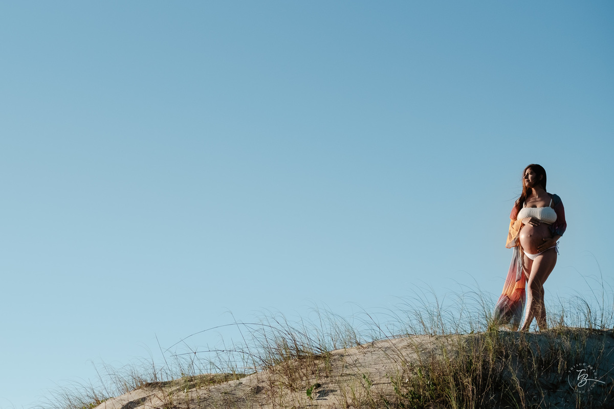 ensaio gestante no amanhecer na praia do campeche em Florianópolis, por Thiago Braga Fotografia