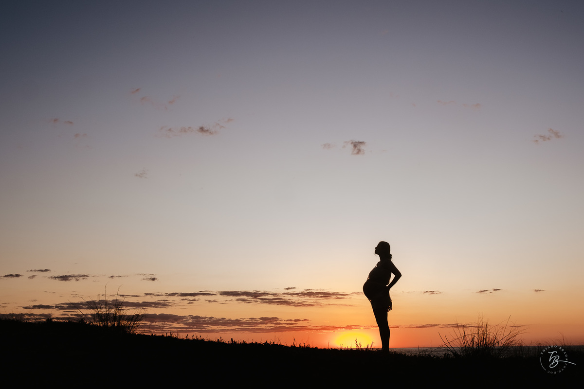 ensaio gestante no amanhecer na praia do campeche em Florianópolis, por Thiago Braga Fotografia