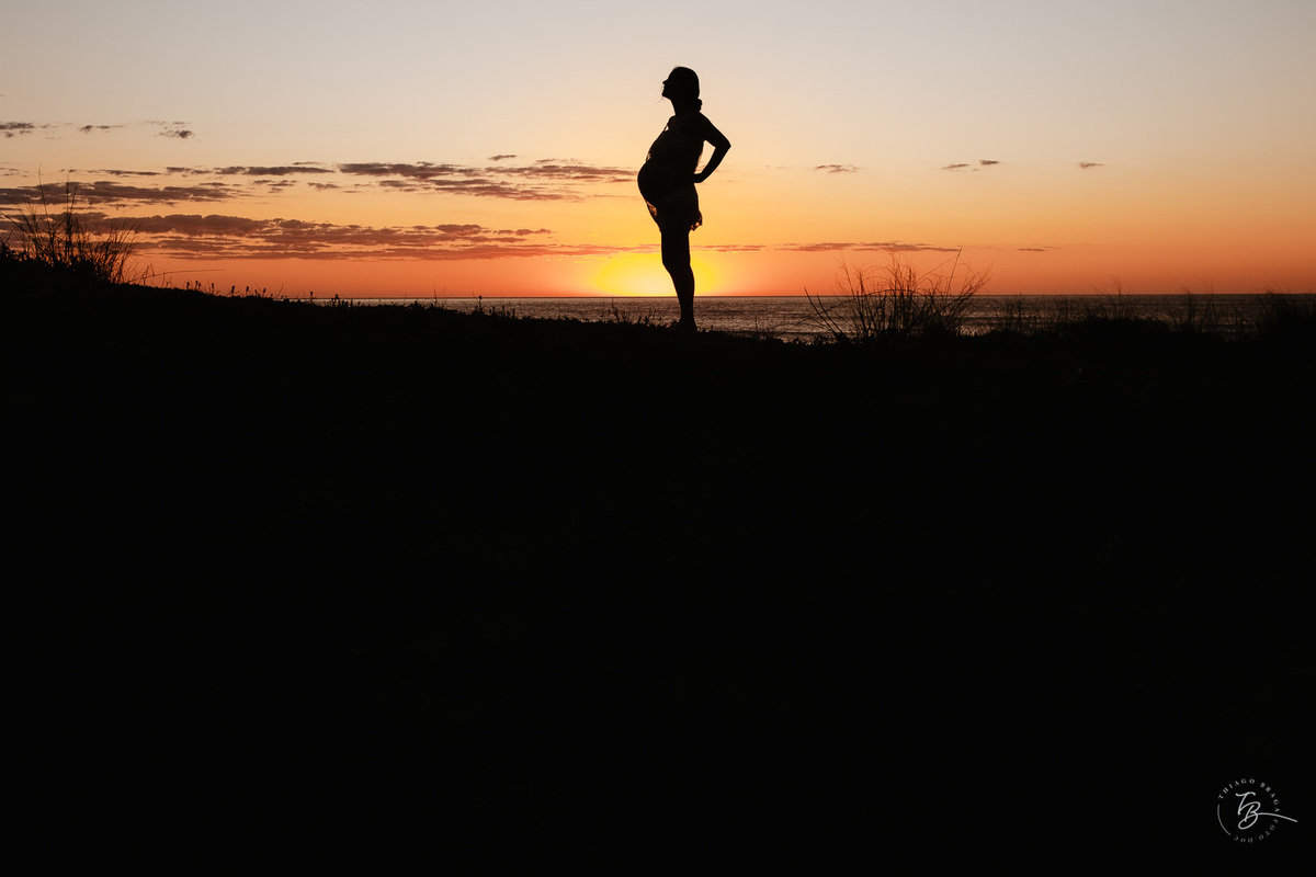 ensaio gestante no amanhecer na praia do campeche em Florianópolis, por Thiago Braga Fotografia