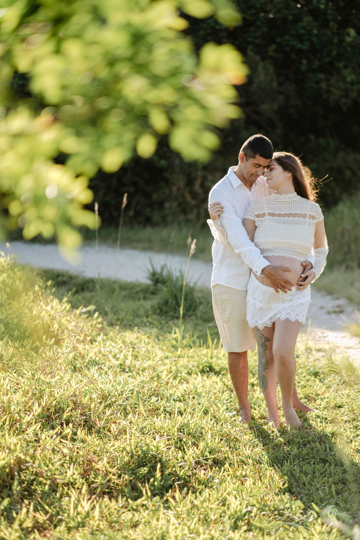ensaio gestante no amanhecer na praia do campeche em Florianópolis, por Thiago Braga Fotografia