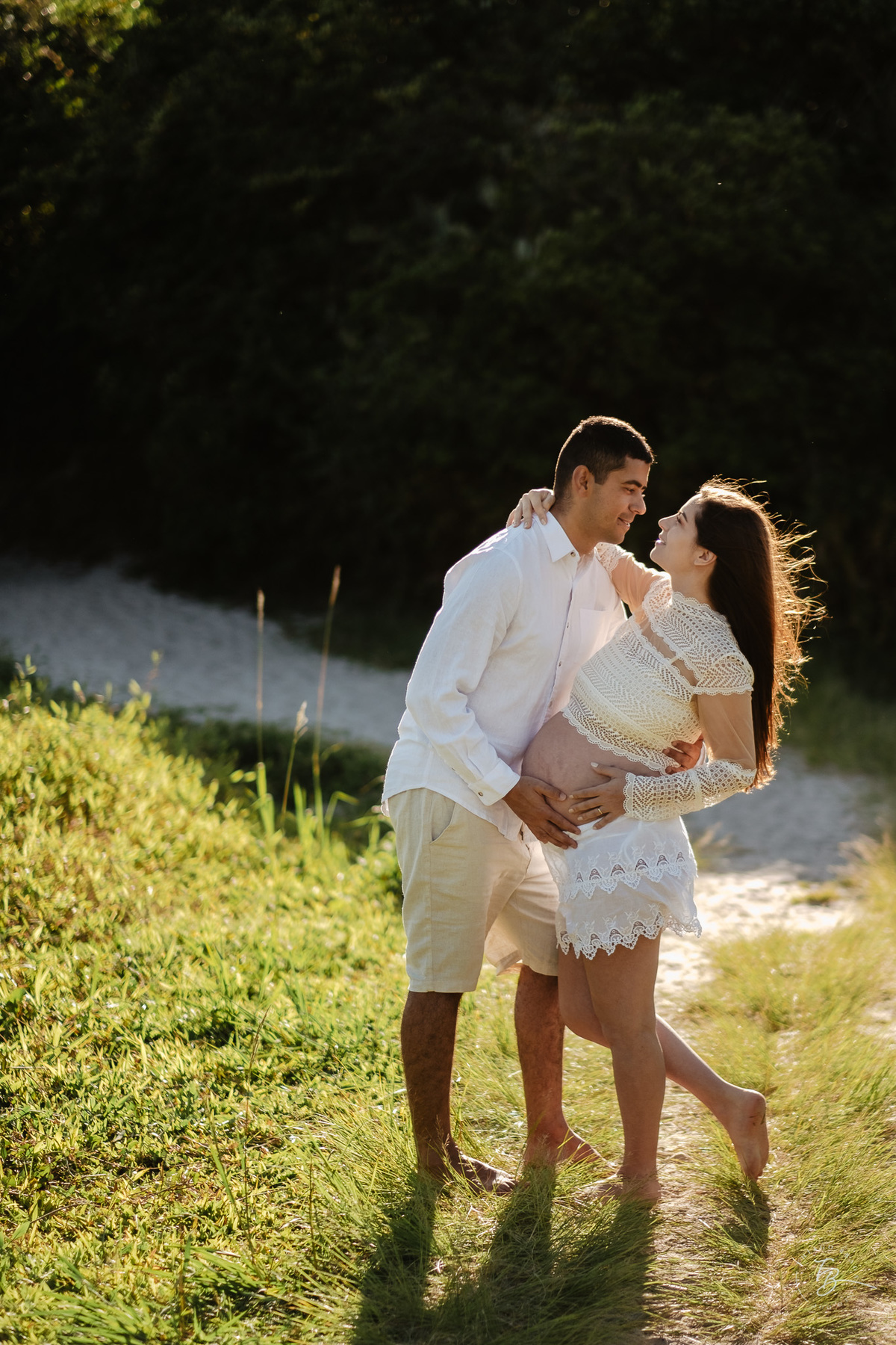 ensaio gestante no amanhecer na praia do campeche em Florianópolis, por Thiago Braga Fotografia