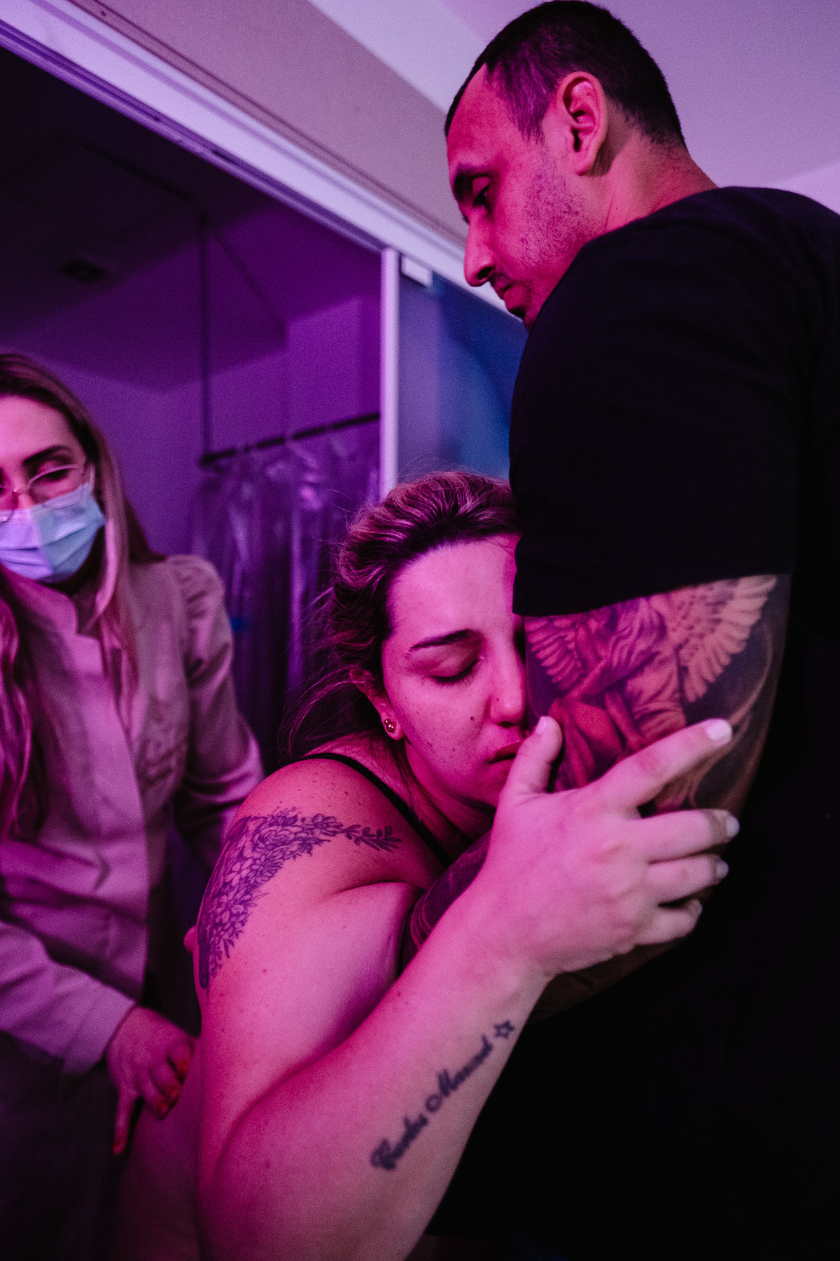 Trabalho de parto e nascimento. Fotografia na maternidade Santa Helen em Florianópolis pelo fotografo de parto Thiago Braga. 