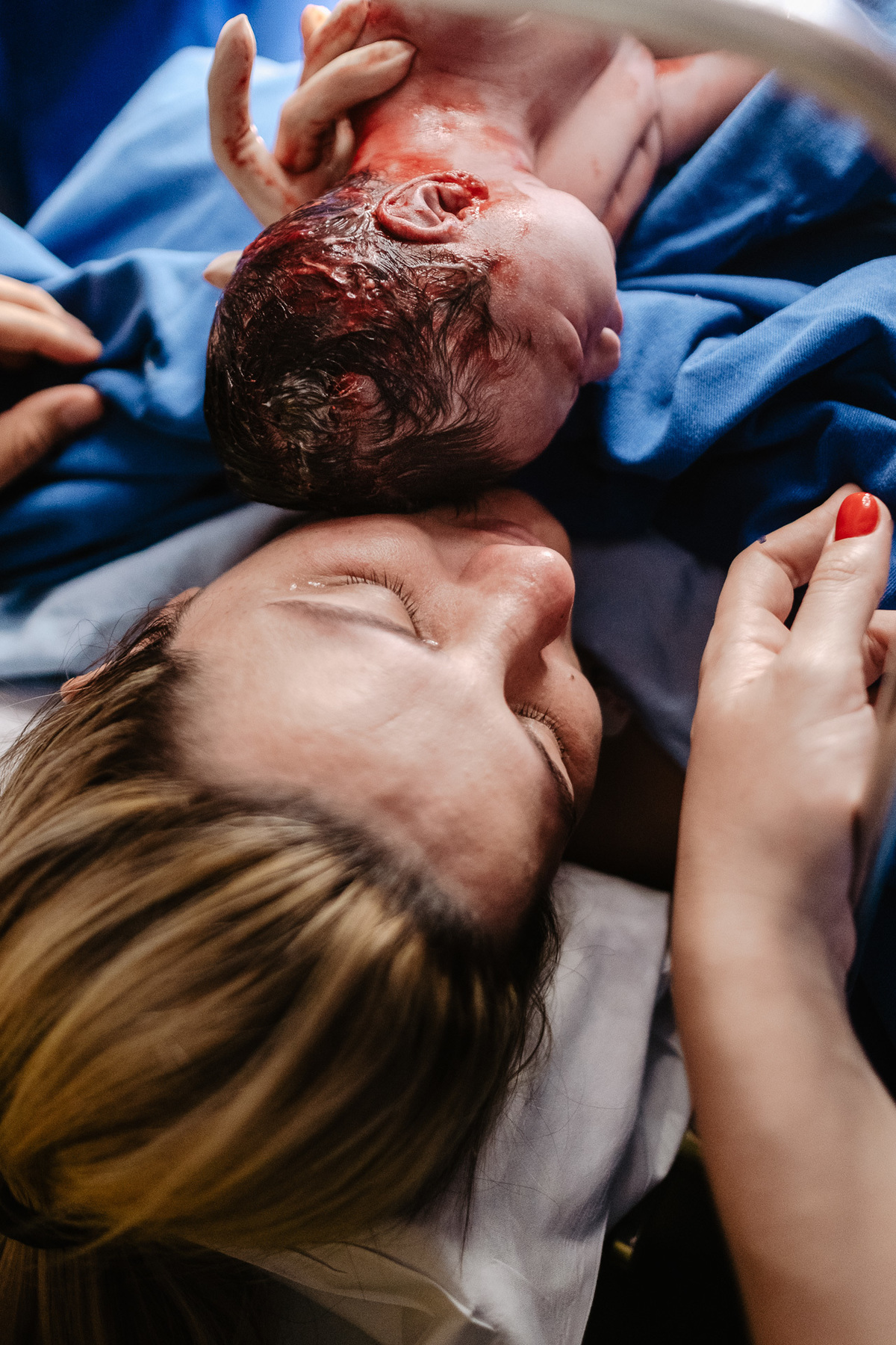 Trabalho de parto e nascimento. Fotografia na maternidade Santa Helen em Florianópolis pelo fotografo de parto Thiago Braga. 