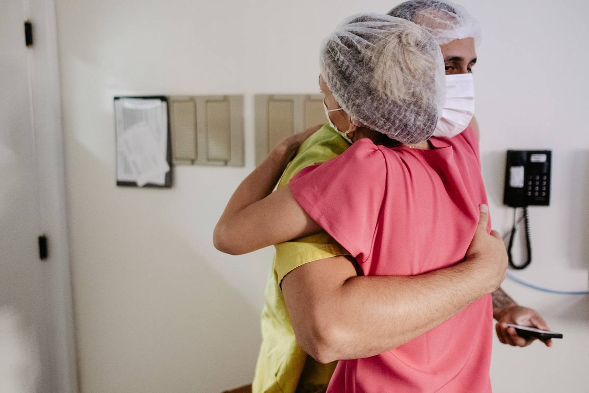Trabalho de parto e nascimento. Fotografia na maternidade Santa Helen em Florianópolis pelo fotografo de parto Thiago Braga. 