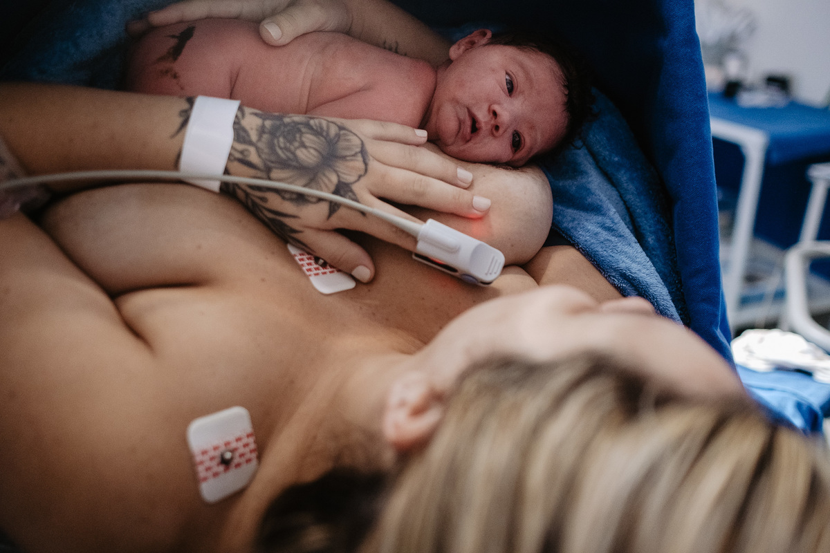 Trabalho de parto e nascimento. Fotografia na maternidade Santa Helen em Florianópolis pelo fotografo de parto Thiago Braga. 
