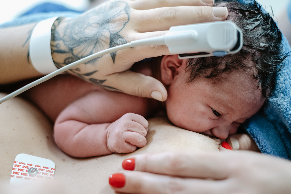 Trabalho de parto e nascimento. Fotografia na maternidade Santa Helen em Florianópolis pelo fotografo de parto Thiago Braga. 