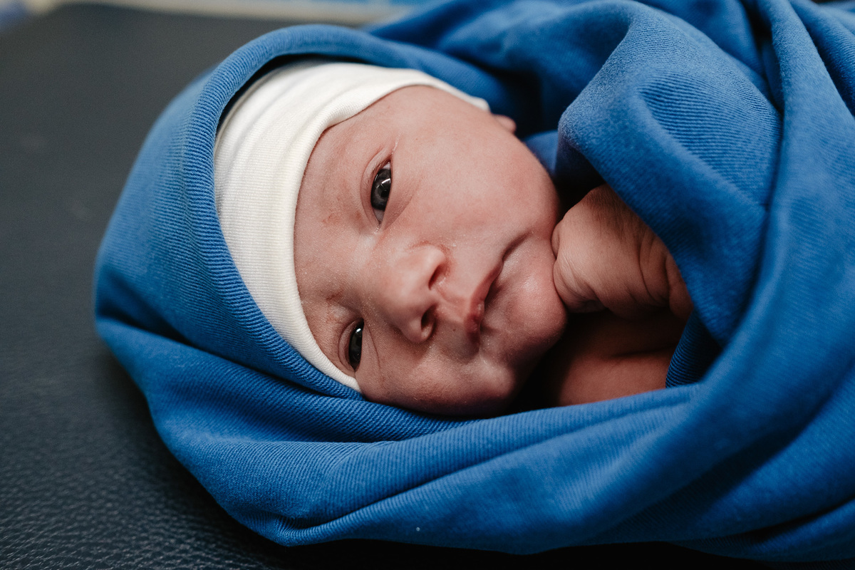 Trabalho de parto e nascimento. Fotografia na maternidade Santa Helen em Florianópolis pelo fotografo de parto Thiago Braga. 