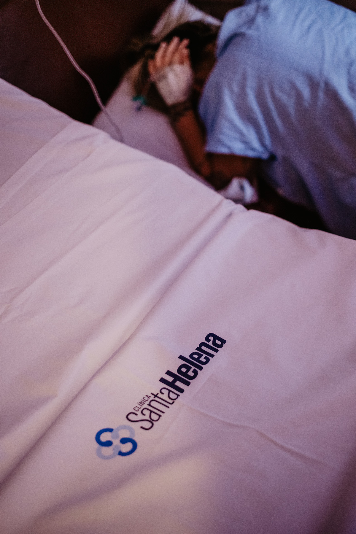 Trabalho de parto e nascimento. Fotografia na maternidade Santa Helen em Florianópolis pelo fotografo de parto Thiago Braga. 