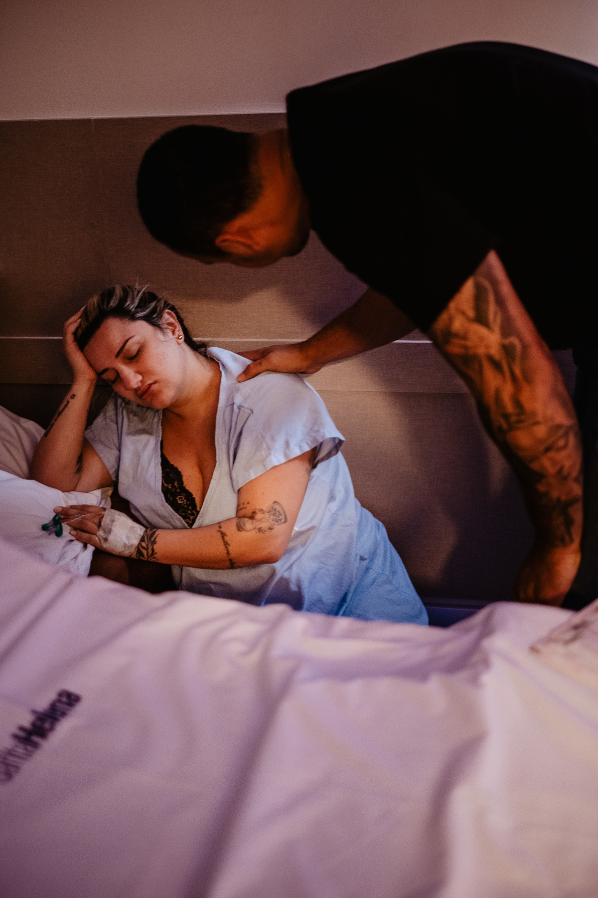 Trabalho de parto e nascimento. Fotografia na maternidade Santa Helen em Florianópolis pelo fotografo de parto Thiago Braga. 