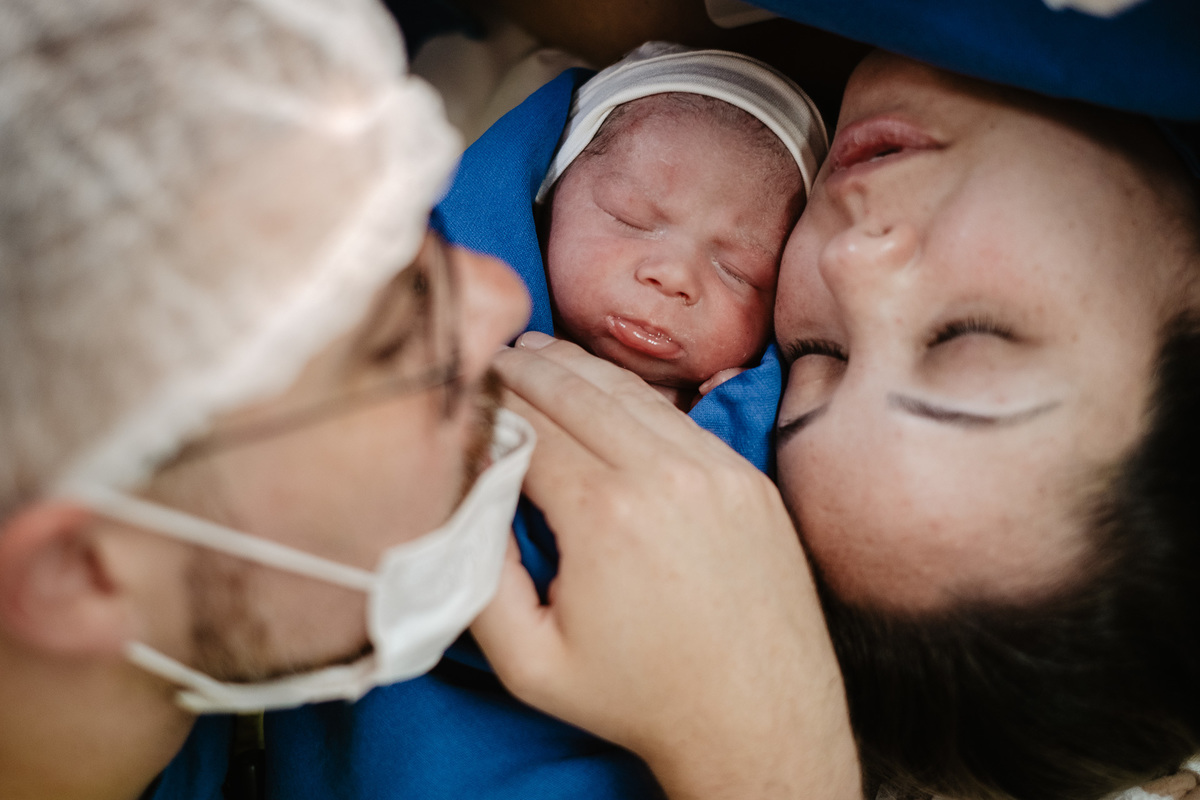 Cesárea humanizada. A chegada do Davi, nascimento em Florianópolis na Clínica Santa Helena. Por Thiago Braga Fotografia. 