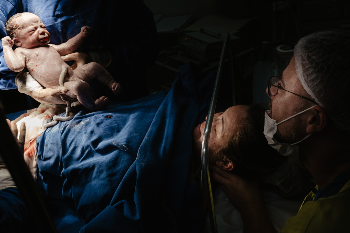Cesárea humanizada. A chegada do Davi, nascimento em Florianópolis na Clínica Santa Helena. Por Thiago Braga Fotografia. 