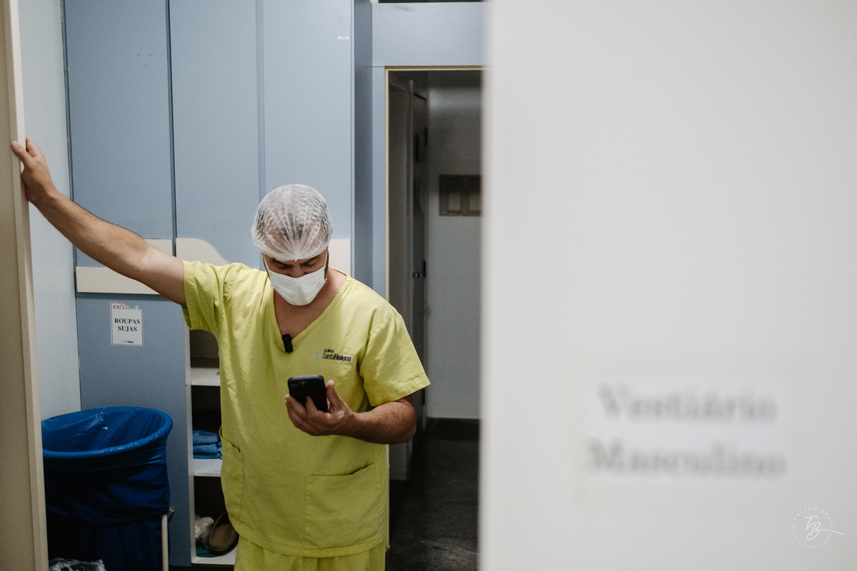 cesárea humanizada na maternidade Santa Helena em Florianópolis por Thiago Braga fotografia de parto