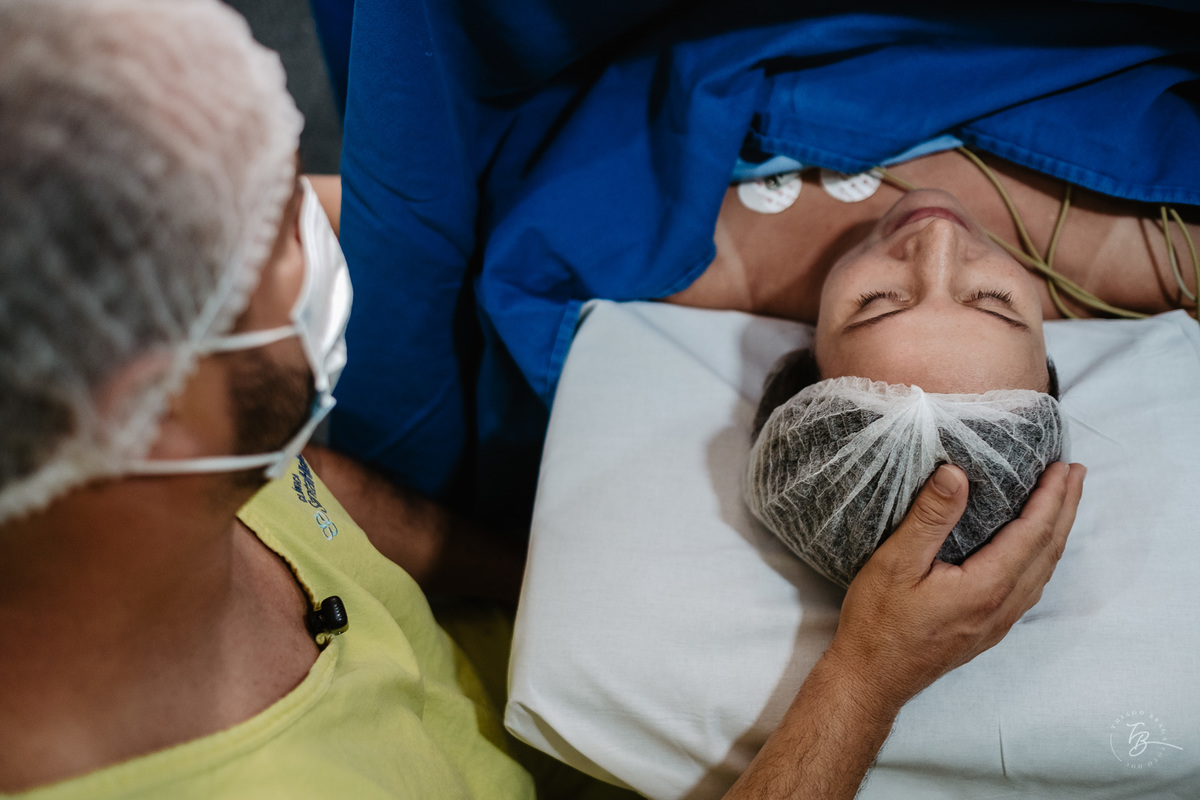 cesárea humanizada na maternidade Santa Helena em Florianópolis por Thiago Braga fotografia de parto