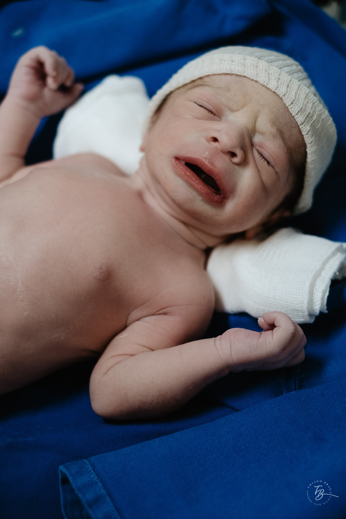 cesárea humanizada na maternidade Santa Helena em Florianópolis por Thiago Braga fotografia de parto