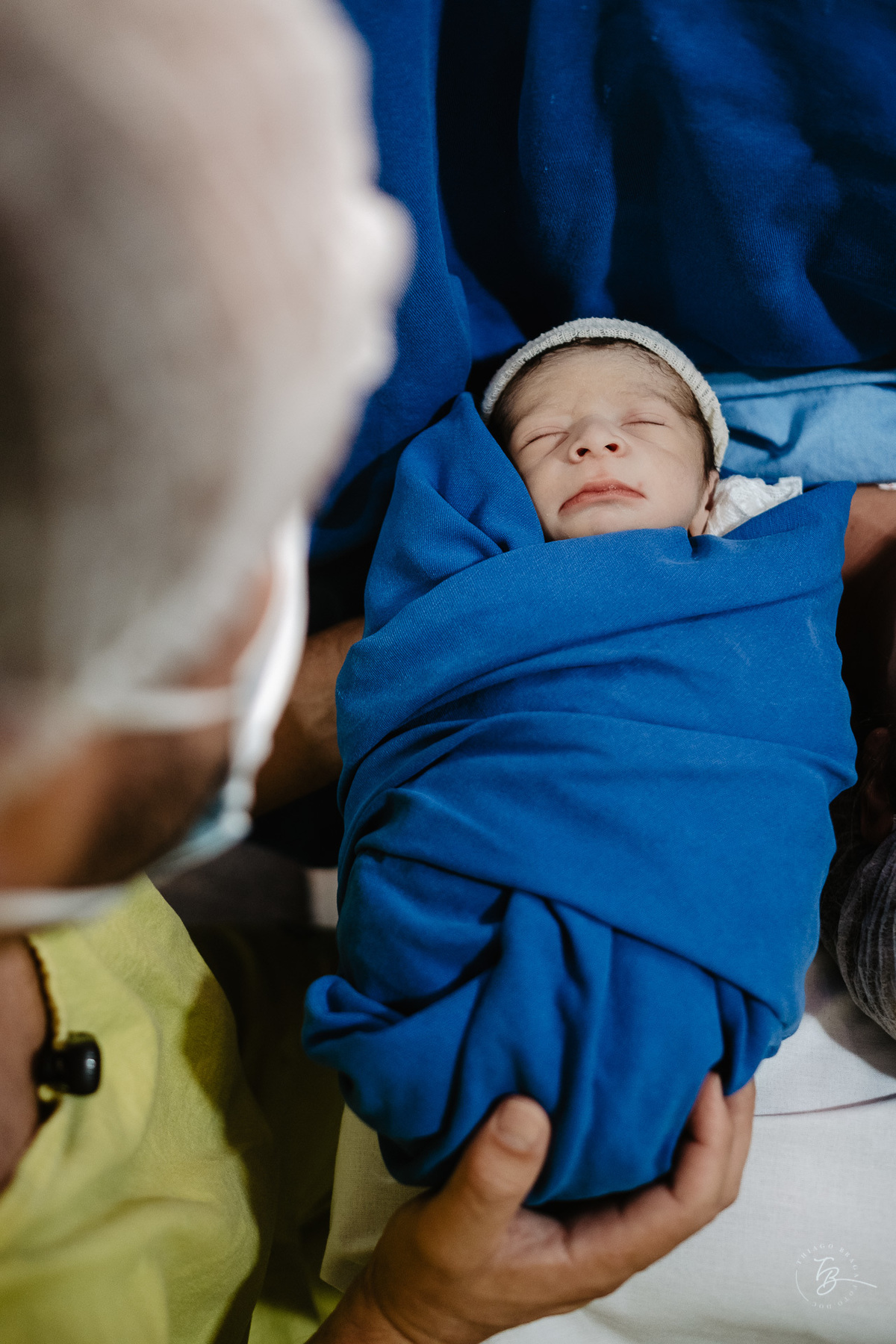 cesárea humanizada na maternidade Santa Helena em Florianópolis por Thiago Braga fotografia de parto