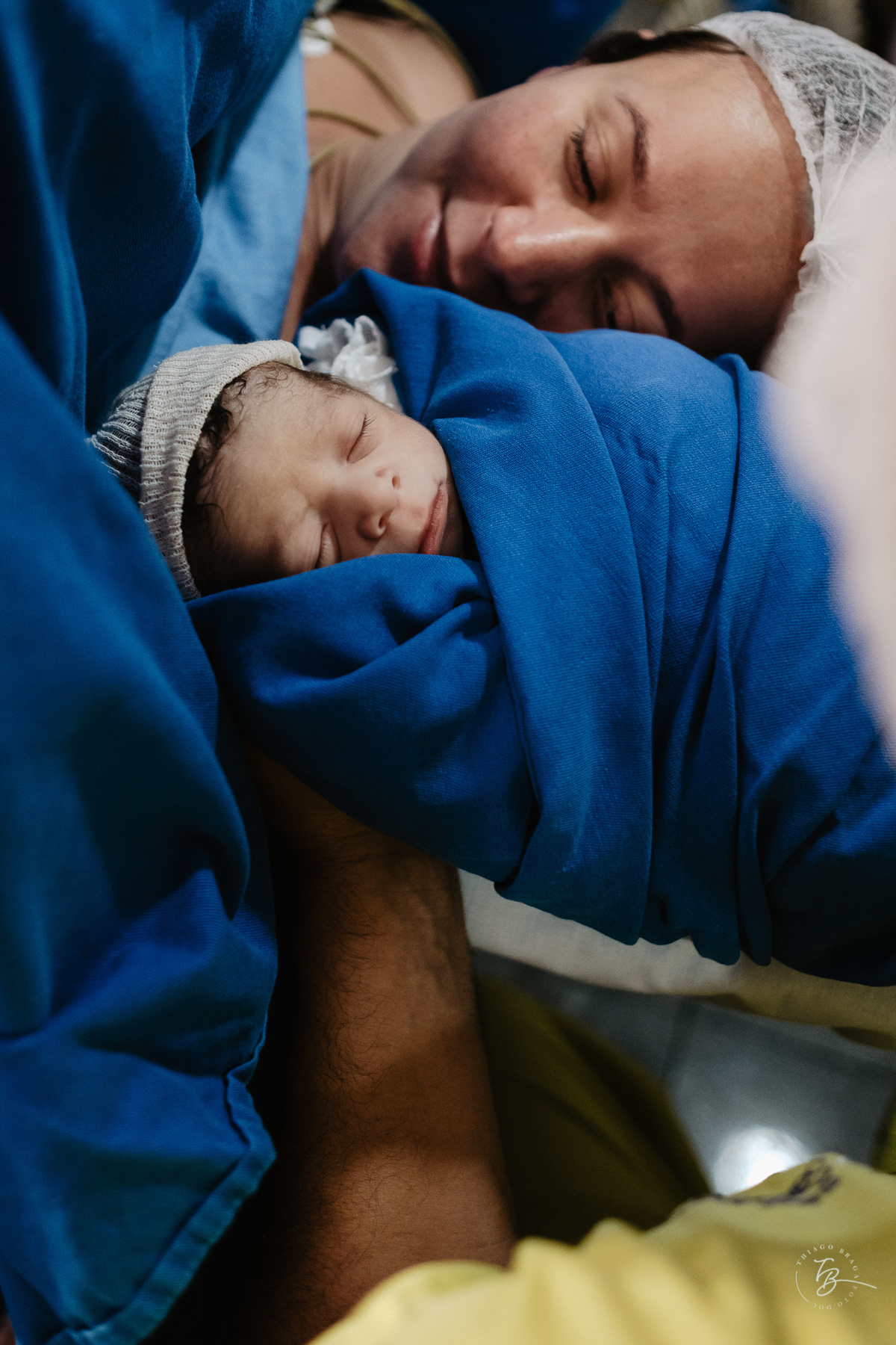 cesárea humanizada na maternidade Santa Helena em Florianópolis por Thiago Braga fotografia de parto