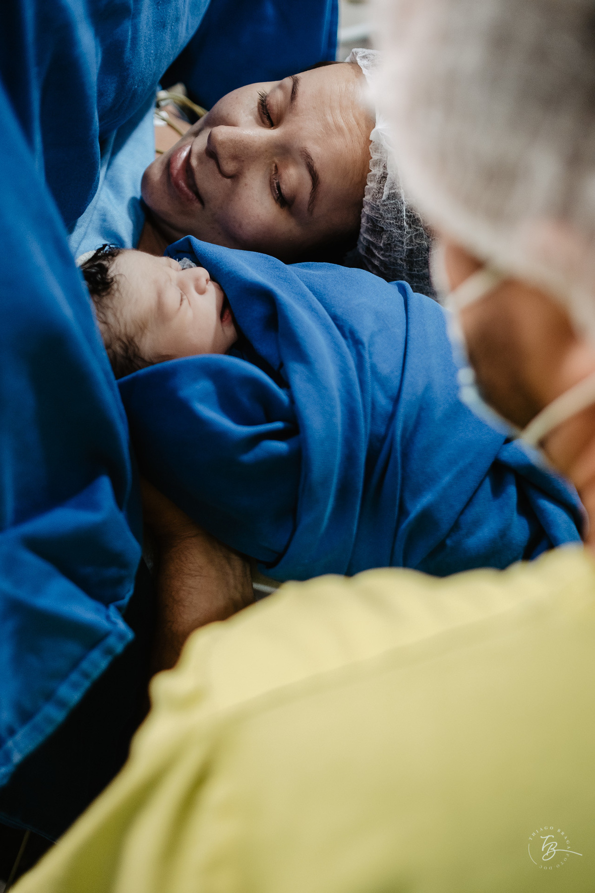 cesárea humanizada na maternidade Santa Helena em Florianópolis por Thiago Braga fotografia de parto