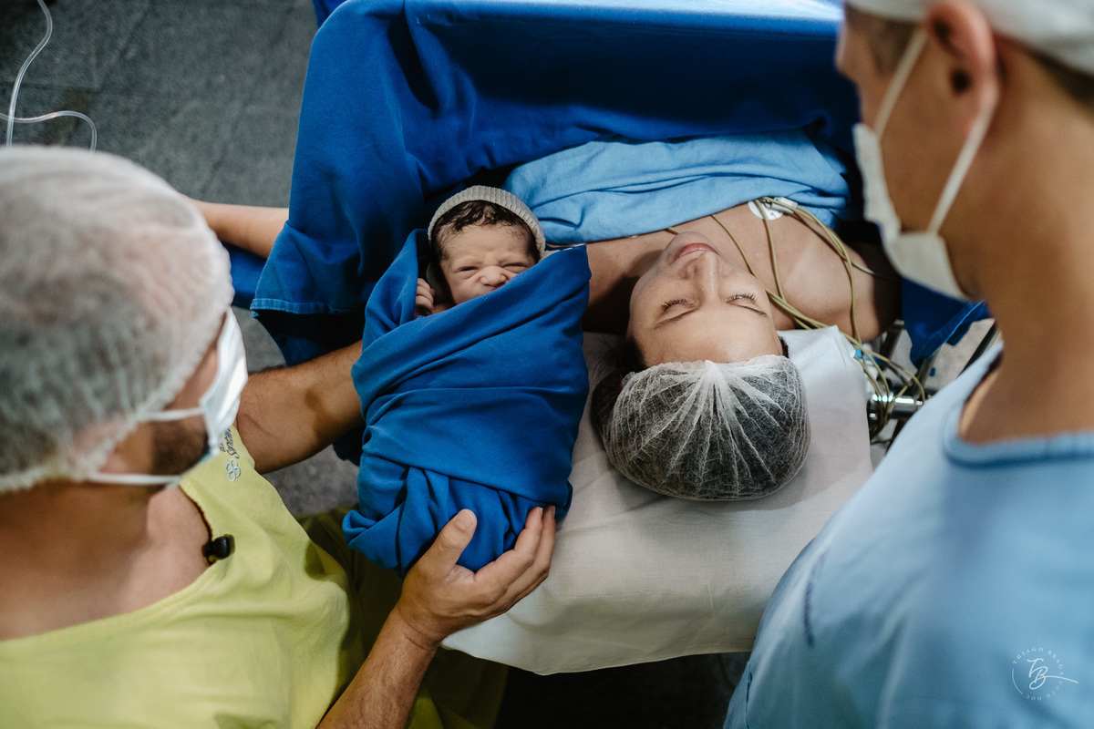cesárea humanizada na maternidade Santa Helena em Florianópolis por Thiago Braga fotografia de parto