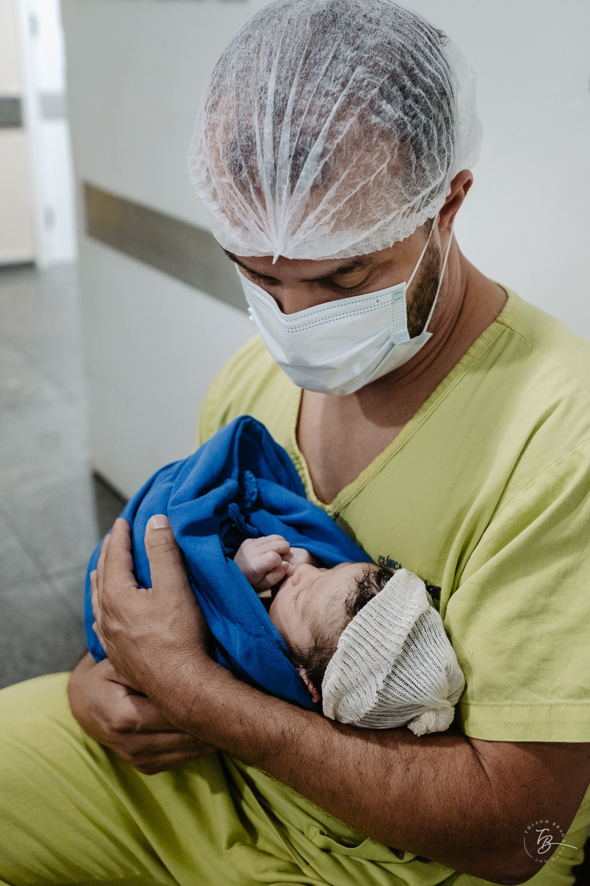 cesárea humanizada na maternidade Santa Helena em Florianópolis por Thiago Braga fotografia de parto