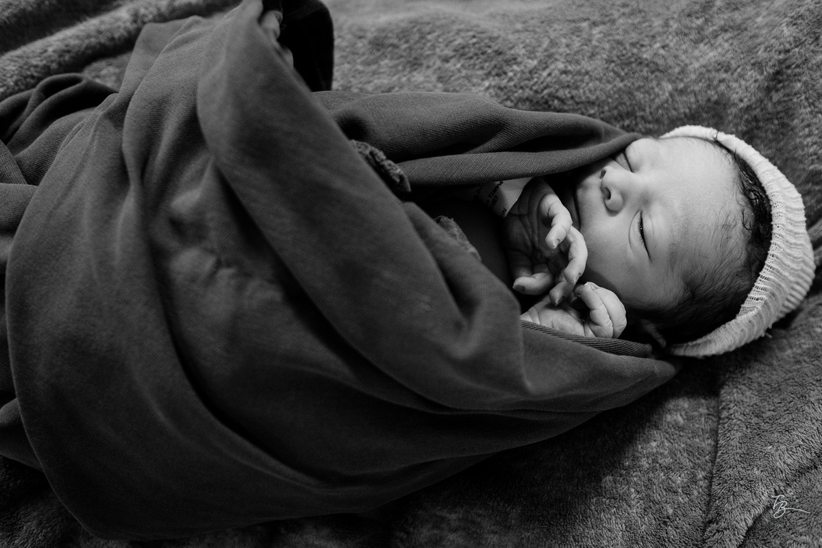 cesárea humanizada na maternidade Santa Helena em Florianópolis por Thiago Braga fotografia de parto