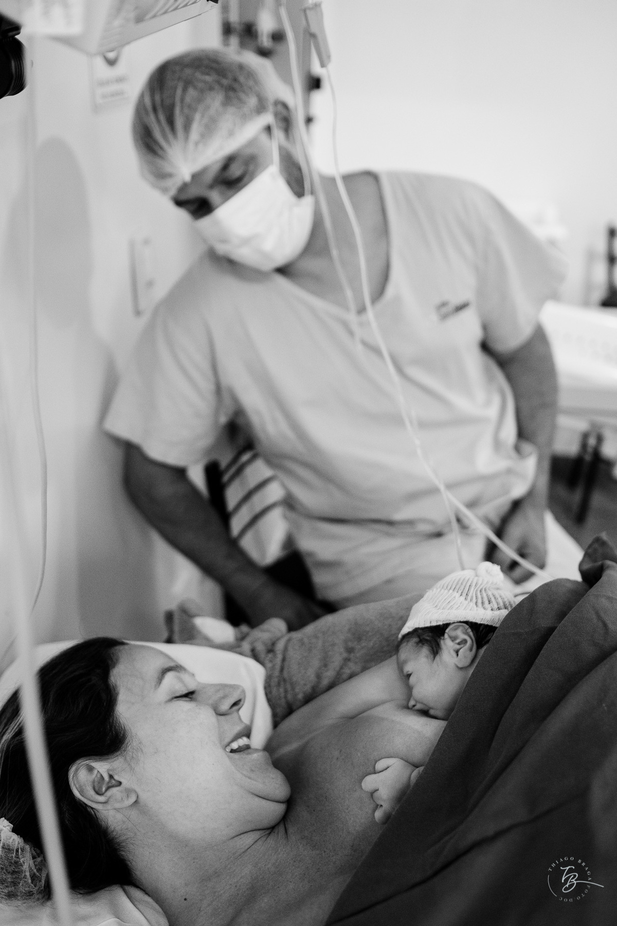 cesárea humanizada na maternidade Santa Helena em Florianópolis por Thiago Braga fotografia de parto