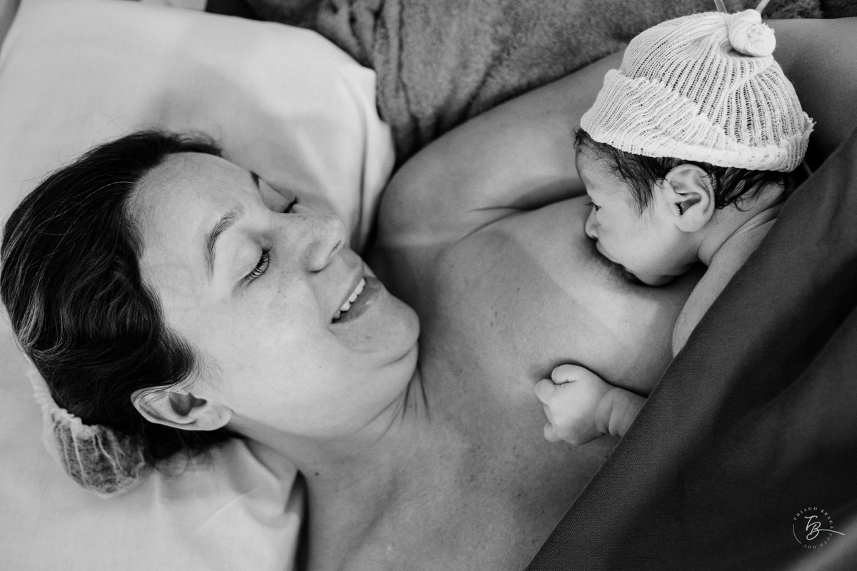 cesárea humanizada na maternidade Santa Helena em Florianópolis por Thiago Braga fotografia de parto