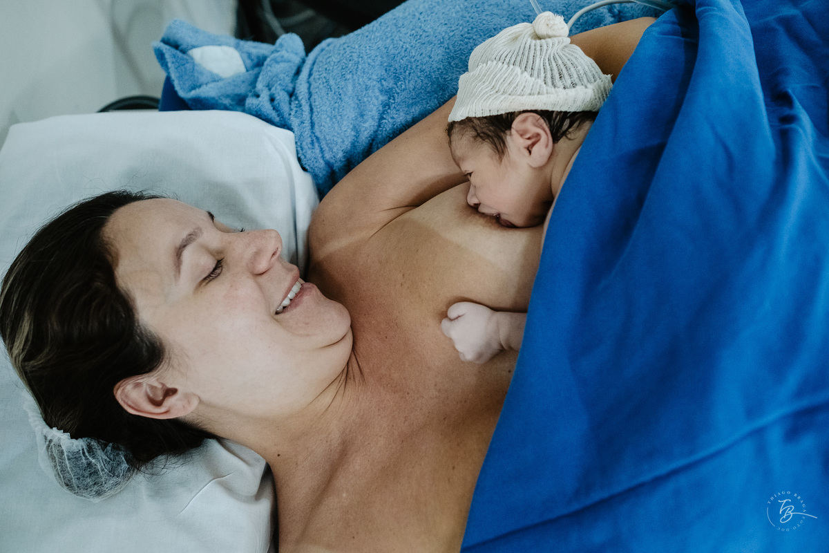 cesárea humanizada na maternidade Santa Helena em Florianópolis por Thiago Braga fotografia de parto