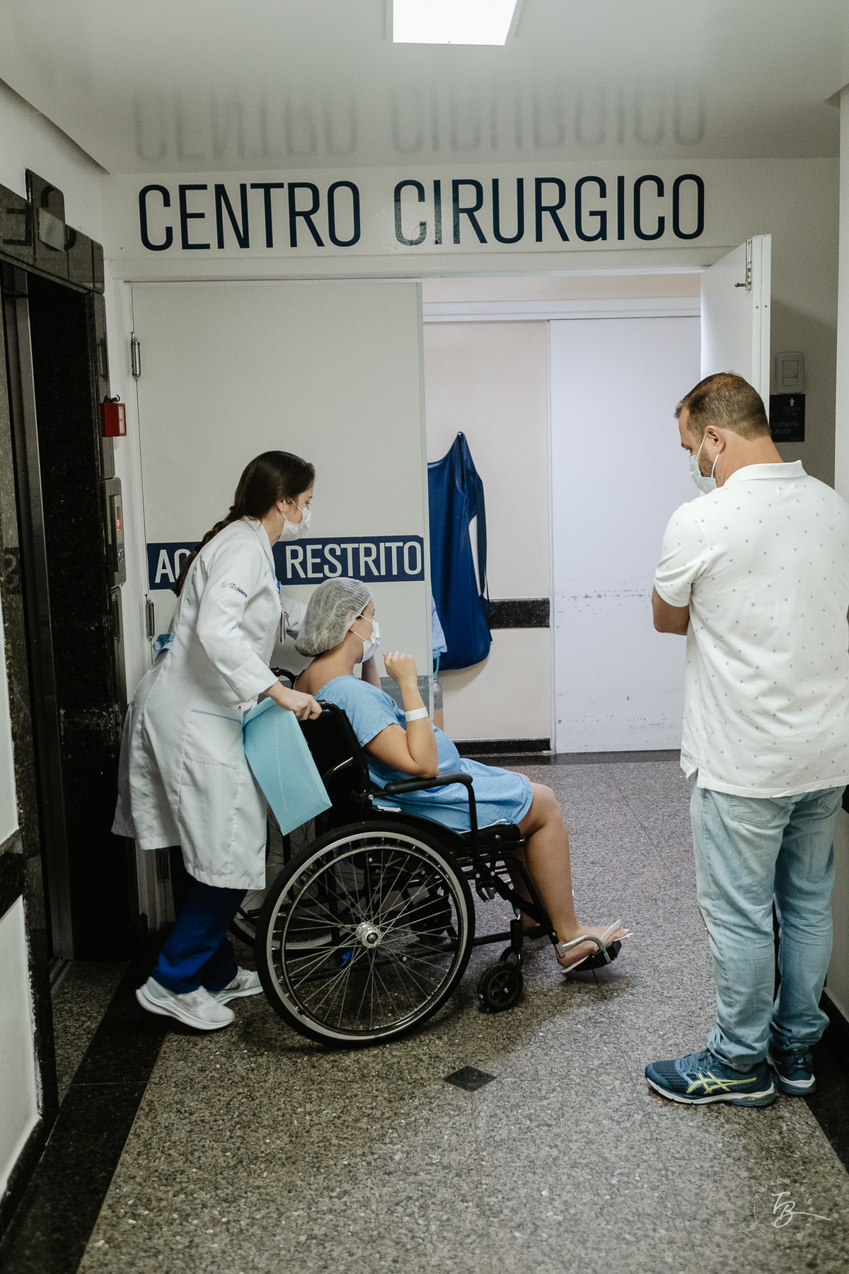 cesárea humanizada na maternidade Santa Helena em Florianópolis por Thiago Braga fotografia de parto