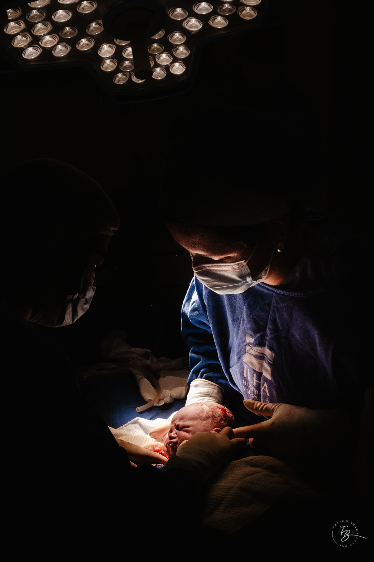 Cesárea humanizada, nascimento da Amália, Maternidade Ilha em Florianópolis por Thiago Braga fotografia de parto