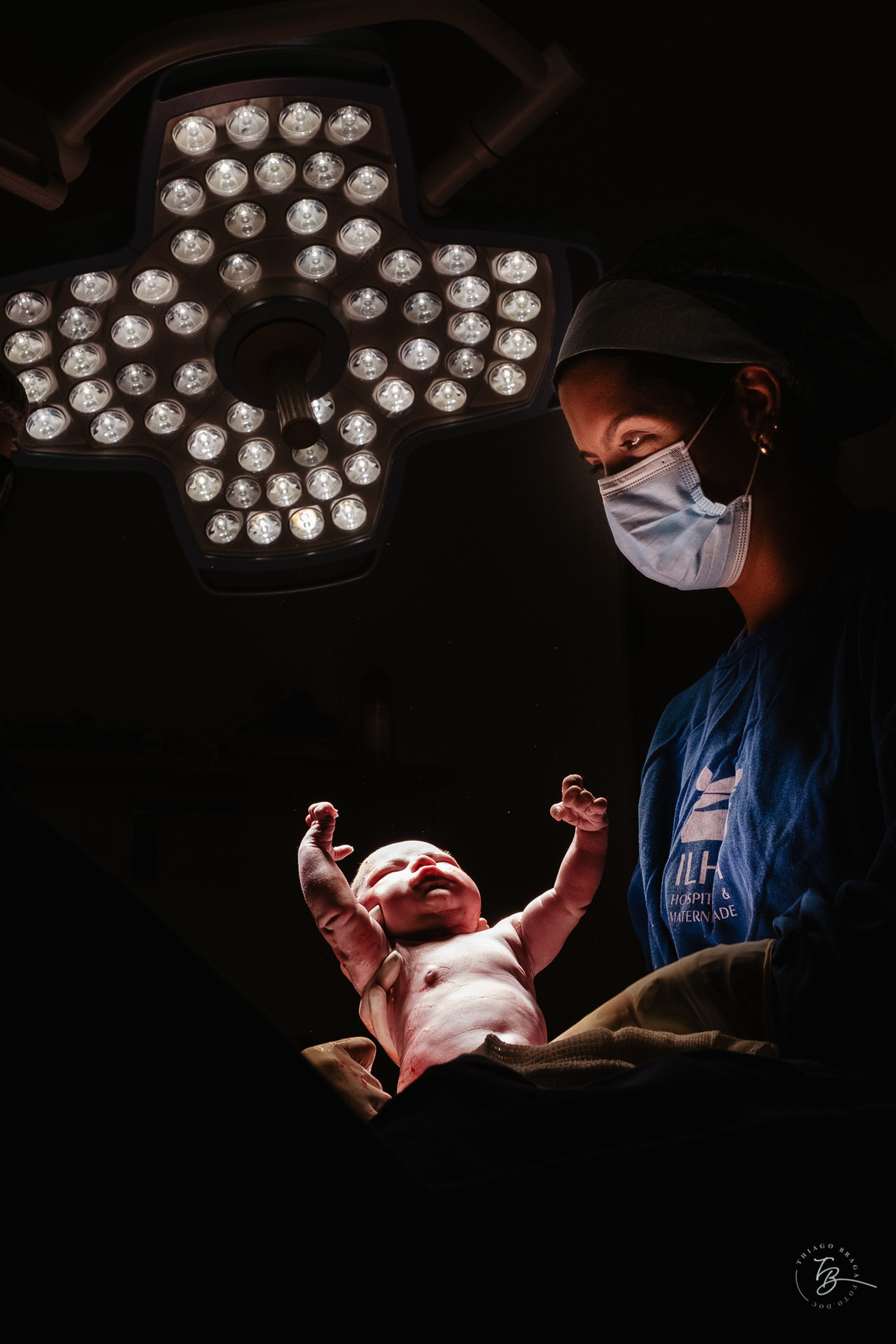 Cesárea humanizada, nascimento da Amália, Maternidade Ilha em Florianópolis por Thiago Braga fotografia de parto