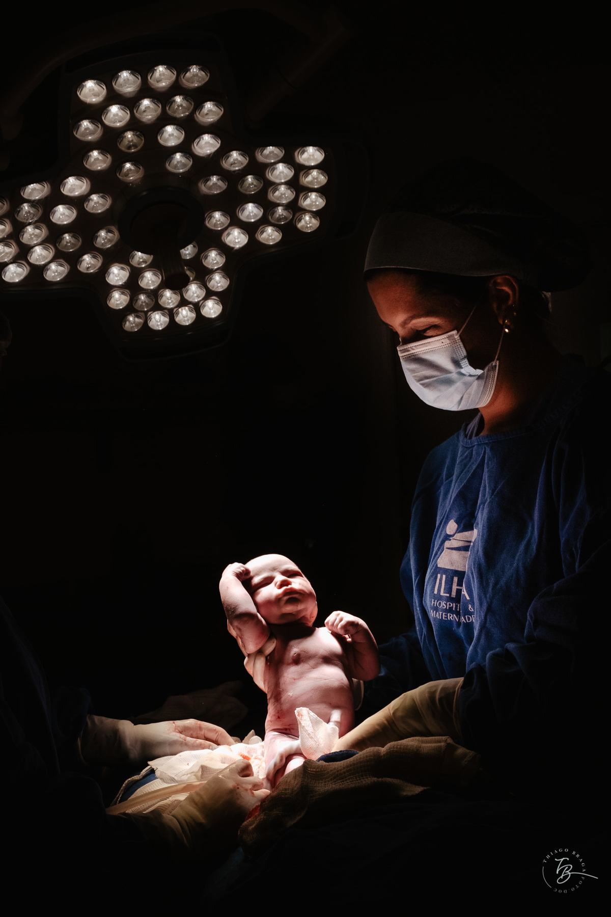 Cesárea humanizada, nascimento da Amália, Maternidade Ilha em Florianópolis por Thiago Braga fotografia de parto